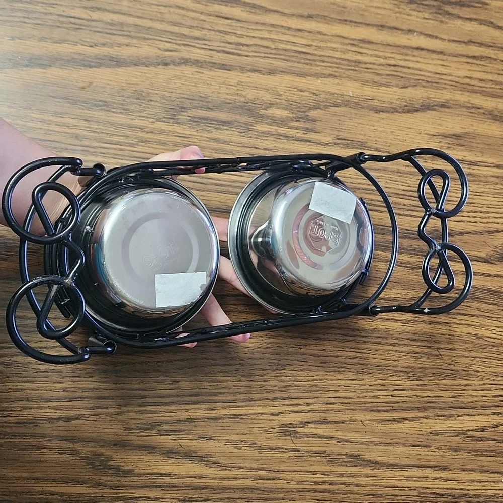Lifted decorative cat bowls
